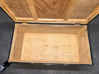 Baúl Vintage Tallado a Mano