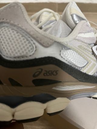 ASICS Beige/Blanco Zapatillas Deportivas