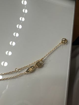 Collar dorado con colgante de flor