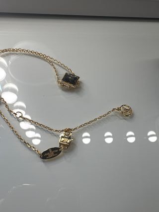 Collar dorado con colgante de flor