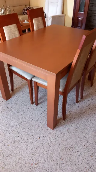 Mesa y 4 sillas comedor madera