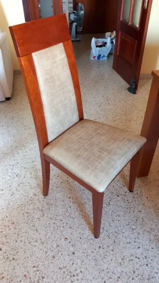 Mesa y 4 sillas comedor madera