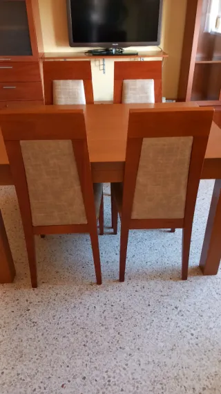 Mesa y 4 sillas comedor madera