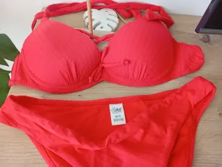 Bikini rojo con textura