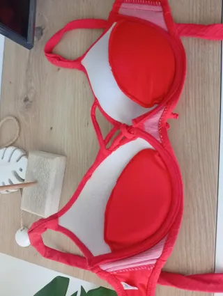 Bikini rojo con textura