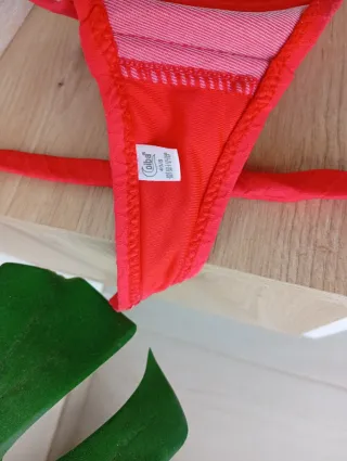 Bikini rojo con textura