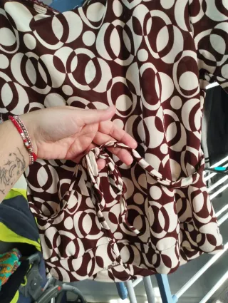 Top estampado con cinturón