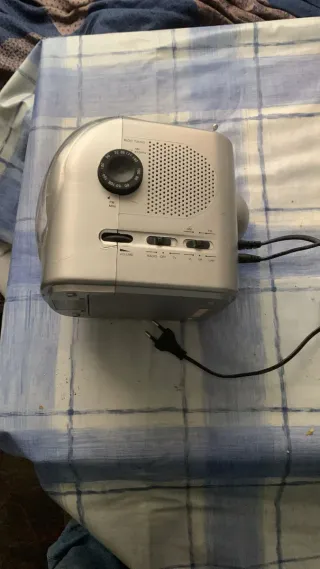 TV portátil con radio AM/FM de marca R.S.