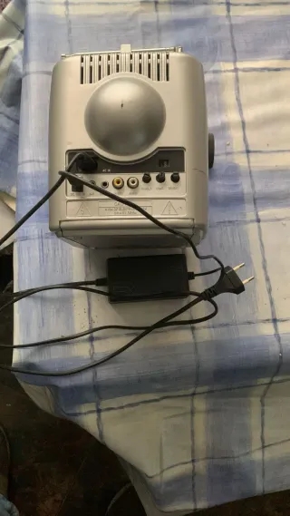 TV portátil con radio AM/FM de marca R.S.