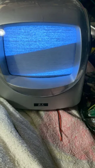 TV portátil con radio AM/FM de marca R.S.