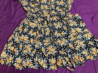 Vestido estampado floral negro y amarillo