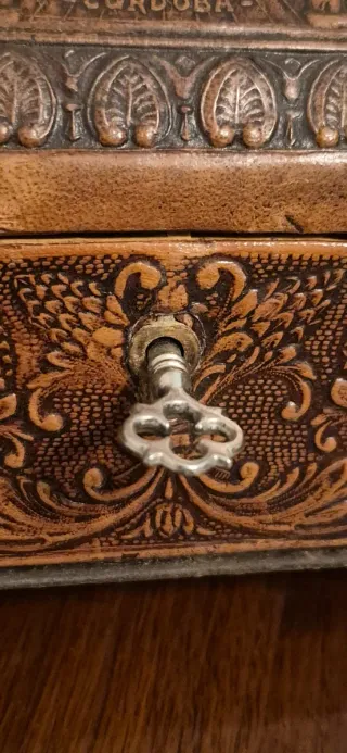 Scrigno decorativo artigianalmente cuoio