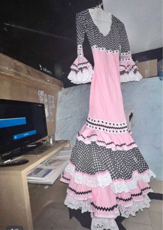 Traje de Flamenca Negro y Rosa