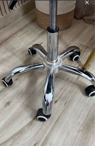 Silla de oficina acolchada con ruedas