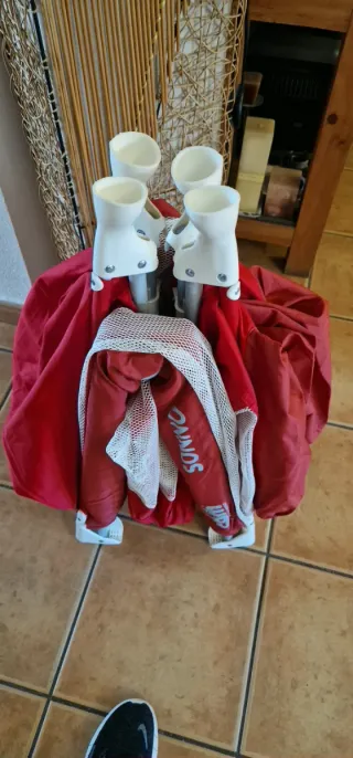 Cuna de viaje plegable roja,  solo se  uso 15 días