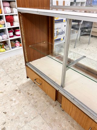 Mostrador de madera y cristal