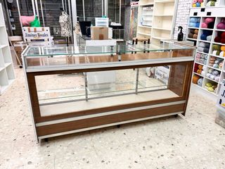 Mostrador de madera y cristal
