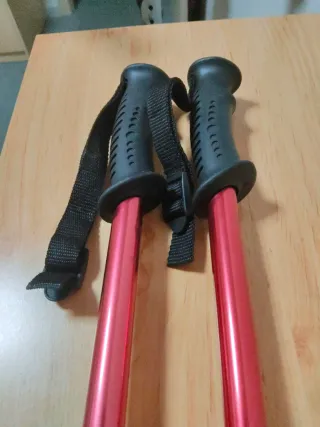 Bastones de trekking rojos