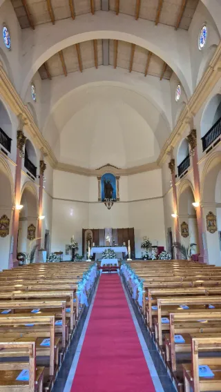 Alfombra roja para iglesia. Ideal para bodas.