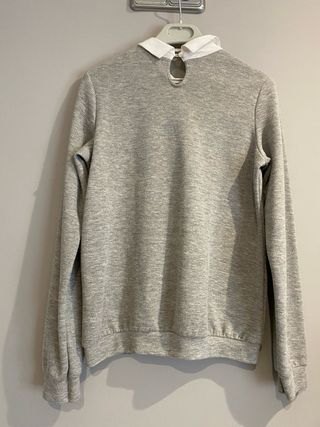 Jersey gris con cuello blanco