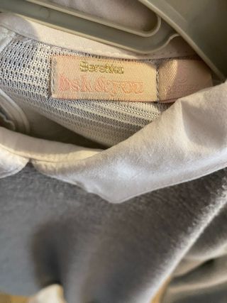 Jersey gris con cuello blanco