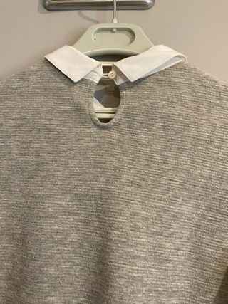 Jersey gris con cuello blanco