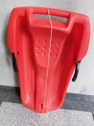 Trineo rojo con cuerda y asa