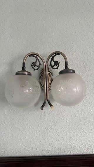 Apliques de pared plateados con globos de cristal