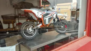 Moto Motocross Eléctrica Naranja y Blanca