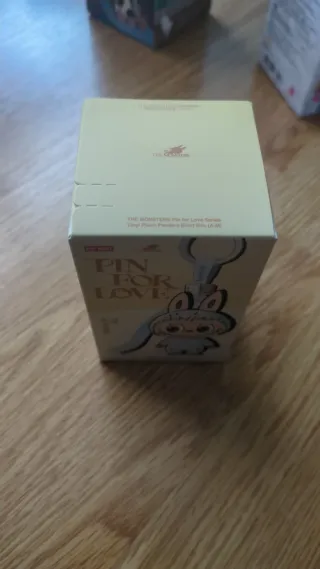 Pop Mart Labubu PIN FOR LOVE Colgante Peluche