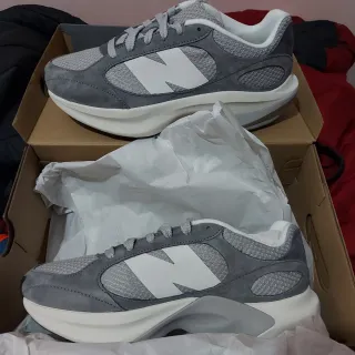 Zapatillas New Balance grises y blancas