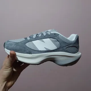 Zapatillas New Balance grises y blancas