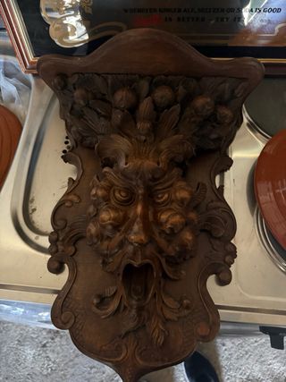 Mensula de madera tallada antigua