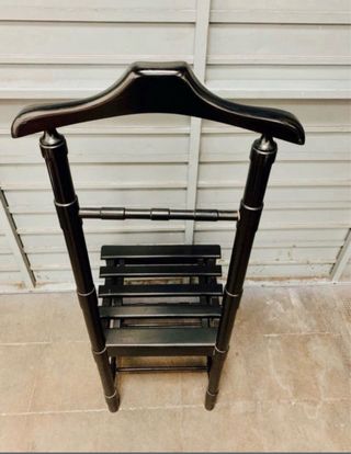Silla galán de noche de madera oscura