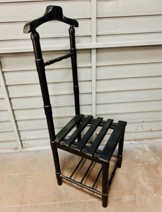 Silla galán de noche de madera oscura