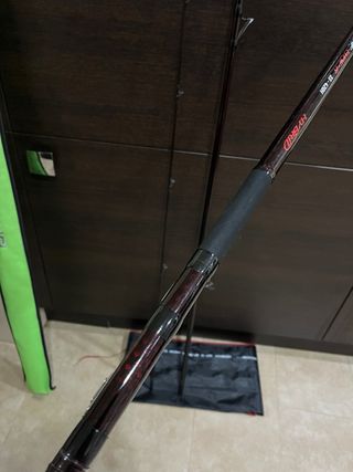Combo Caña Daiwa Emblem Surf + Akami Orion XTF