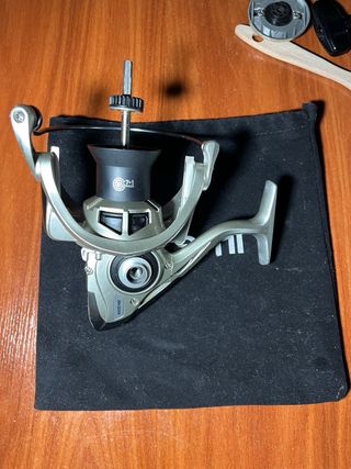 Combo Caña Daiwa Emblem Surf + Akami Orion XTF