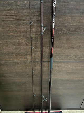 Combo Caña Daiwa Emblem Surf + Akami Orion XTF