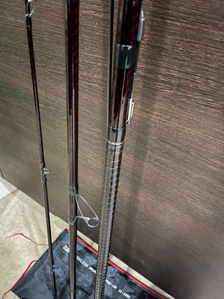 Combo Caña Daiwa Emblem Surf + Akami Orion XTF