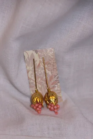 Pendientes dorados con uvas