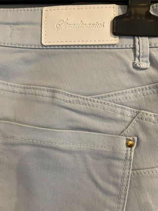 Pantalón pitillo azul claro