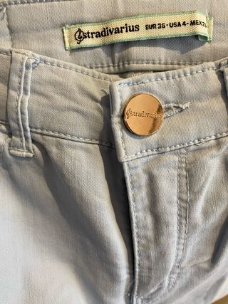 Pantalón pitillo azul claro