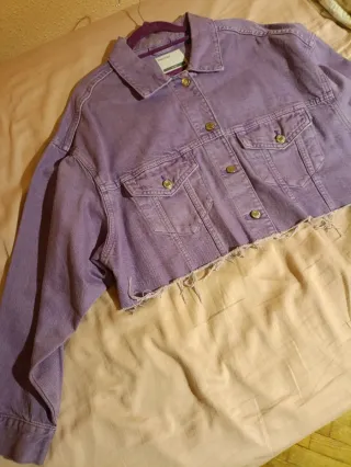 Chaqueta vaquera cropped Bershka morada