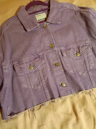 Chaqueta vaquera cropped Bershka morada