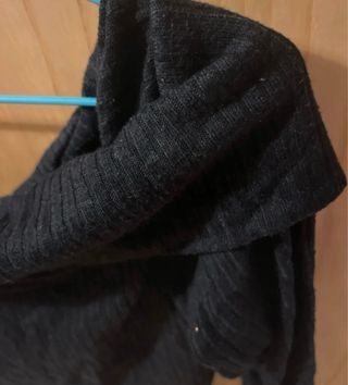 Jersey canalé negro escote Bardot