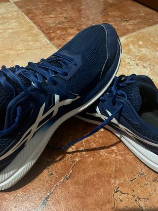 Zapatillas deportivas ASICS azules y blancas