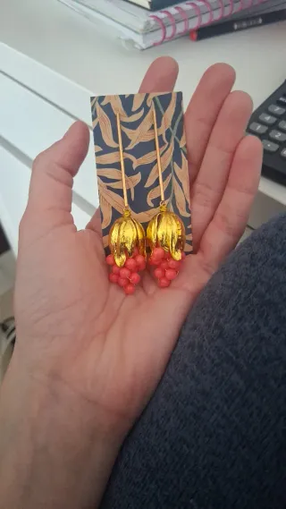 Pendientes dorados con uvas rosas