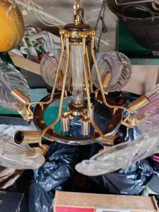 Lámpara de techo dorada y cristal