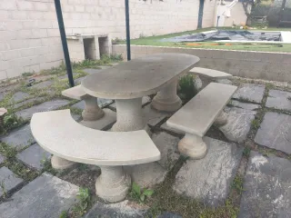 Conjunto mesa y bancos jardín piedra