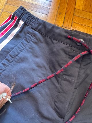 Pantalón Adidas negro con rayas rosas